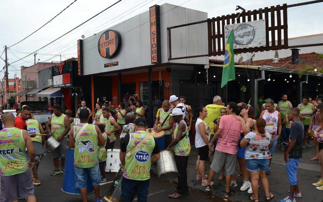 Bom público prestigia Carnaval Abre Alas em prol da Apae