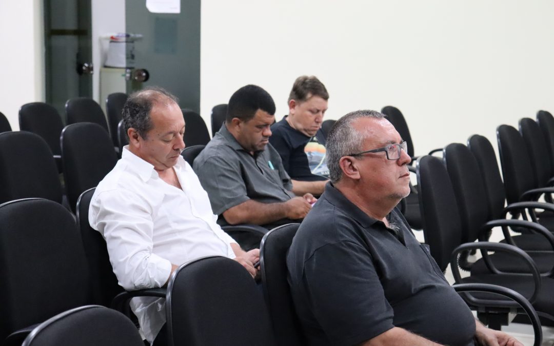 Oposição e situação criticam mato alto e estradas rurais