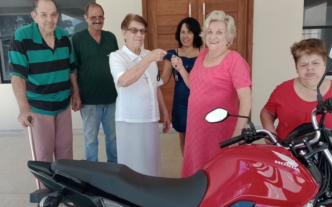 Lar Vicentino entrega prêmio da campanha Sorteio entre Amigos