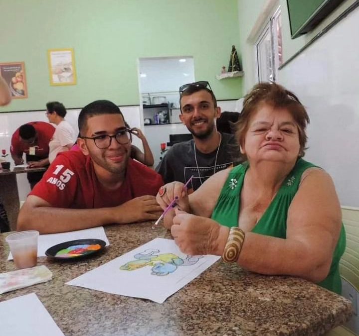 Grupo de jovens realiza ação junto aos idosos do Lar Vicentino