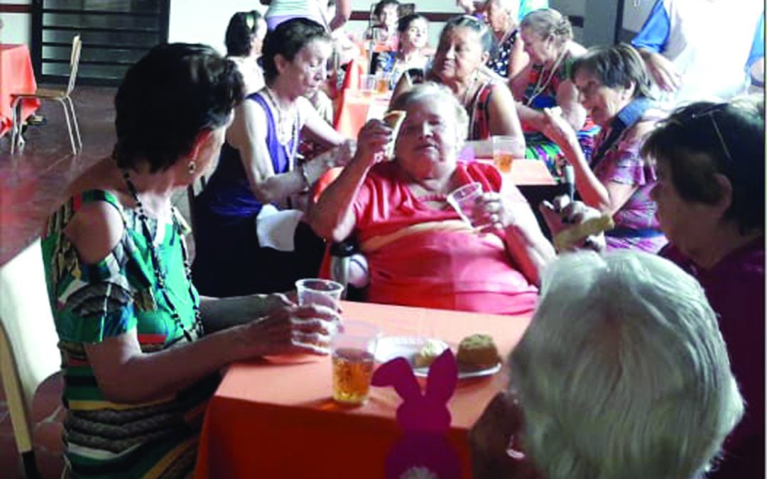 Voluntários promovem café da tarde com idosos