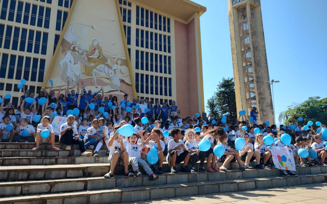 Escolas conscientizam sobre autismo com ação #BarirideAzul