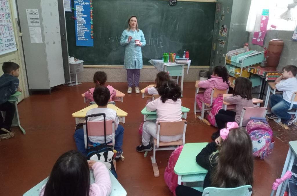 Emeis recebem orientação sobre saúde bucal
