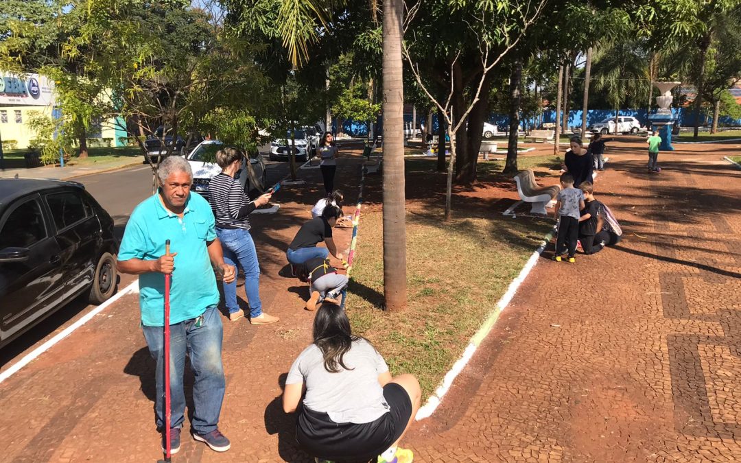 Mães e alunos da Coeba se unem para revitalizar a praça em frente à escola