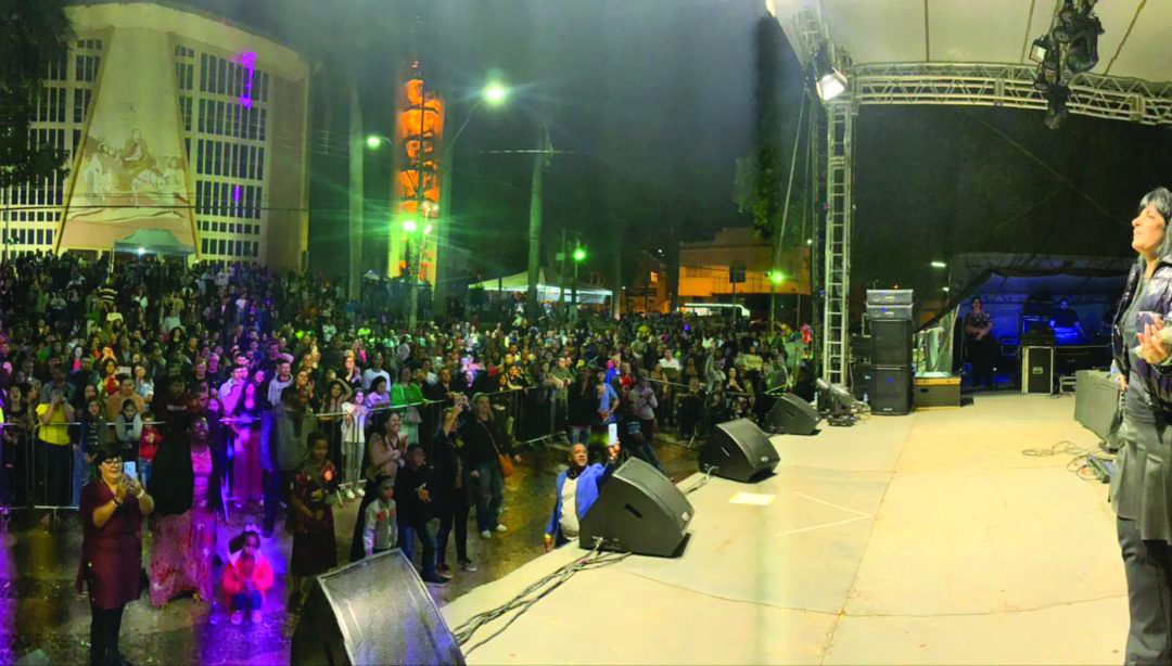 Show com Fernanda Brum leva 4 mil pessoas à Praça da Matriz