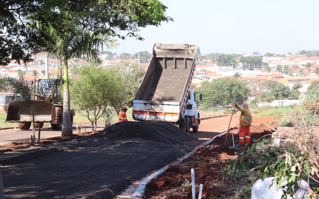 Empresa inicia pavimentação de quatro trechos de vias em Bariri
