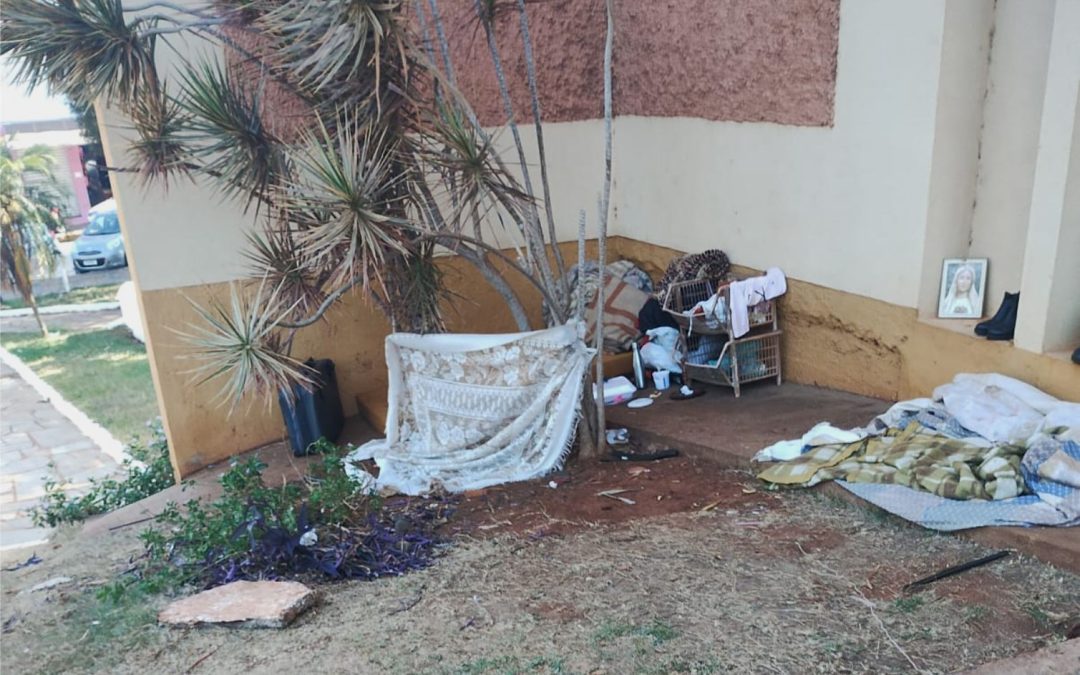 BARIRI: Prefeitura retira pertences de frente da Igreja Matriz