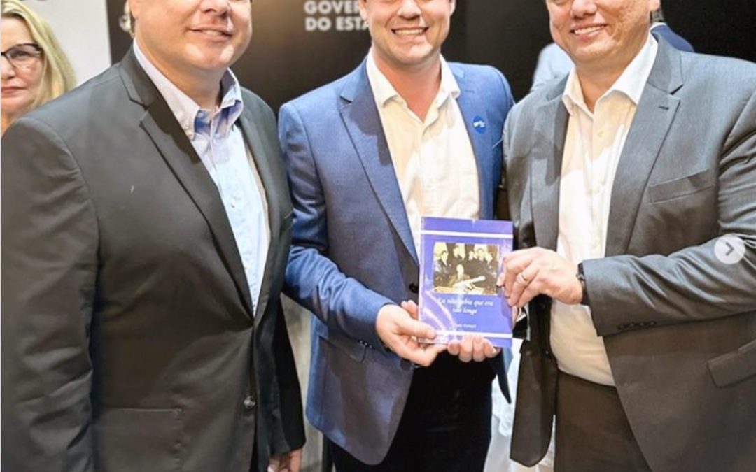 CULTURA: Governador recebe livro sobre Mário Fava