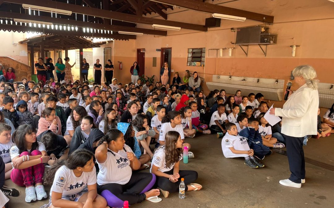 Bariri: Escola Euclydes recebe autora de hinos e acadêmica da Abla