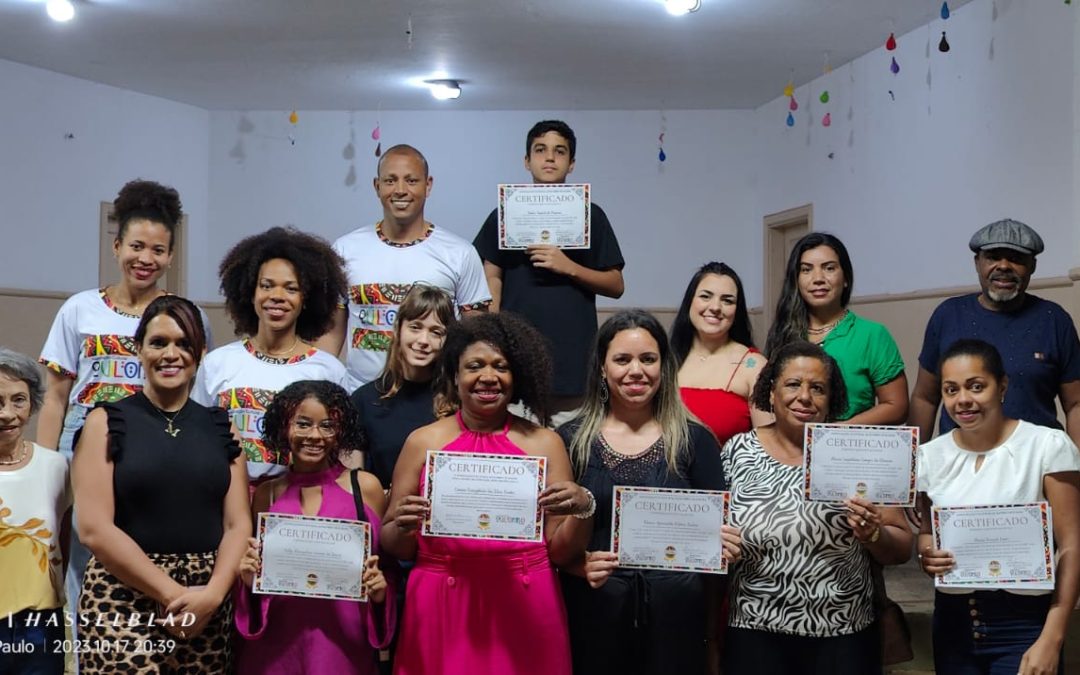 BARIRI: Primeira turma do inglês da Quilombo recebe certificado
