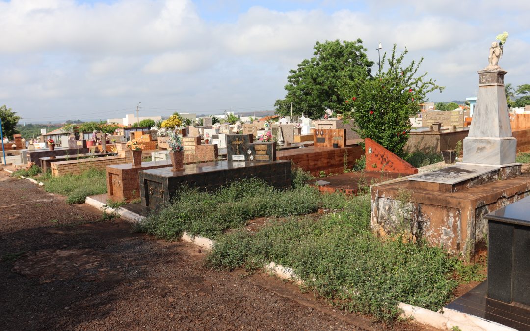 Cemitério: prefeitura tenta diminuir mato alto na véspera de Finados em Bariri