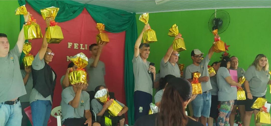 REGIÃO: Festa de Natal de Itaju tem início com Coral da Apae