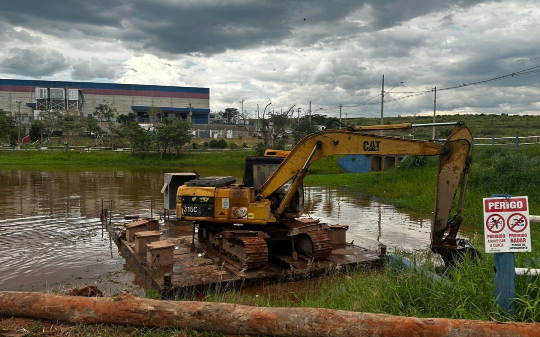 Boraceia realiza desassoreamento e revitalização do lago municipal