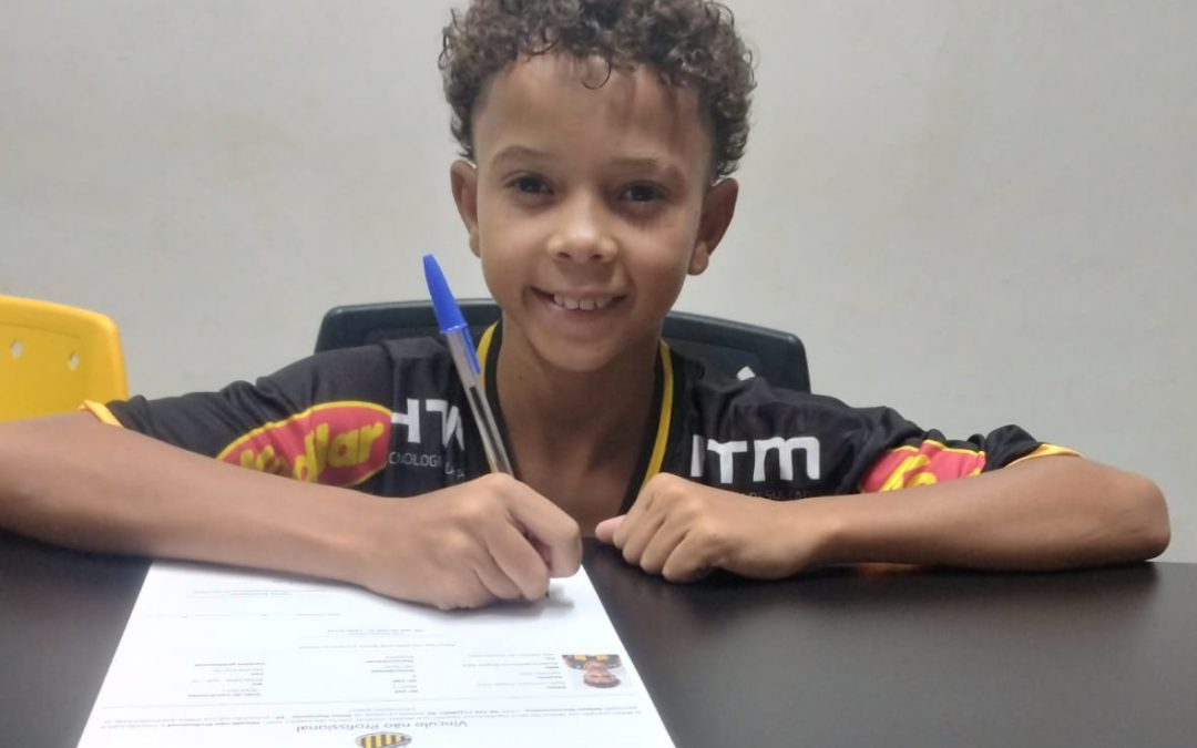 Paulinho Silva de Itaju renova contrato com Sub 11 do Novorizontino