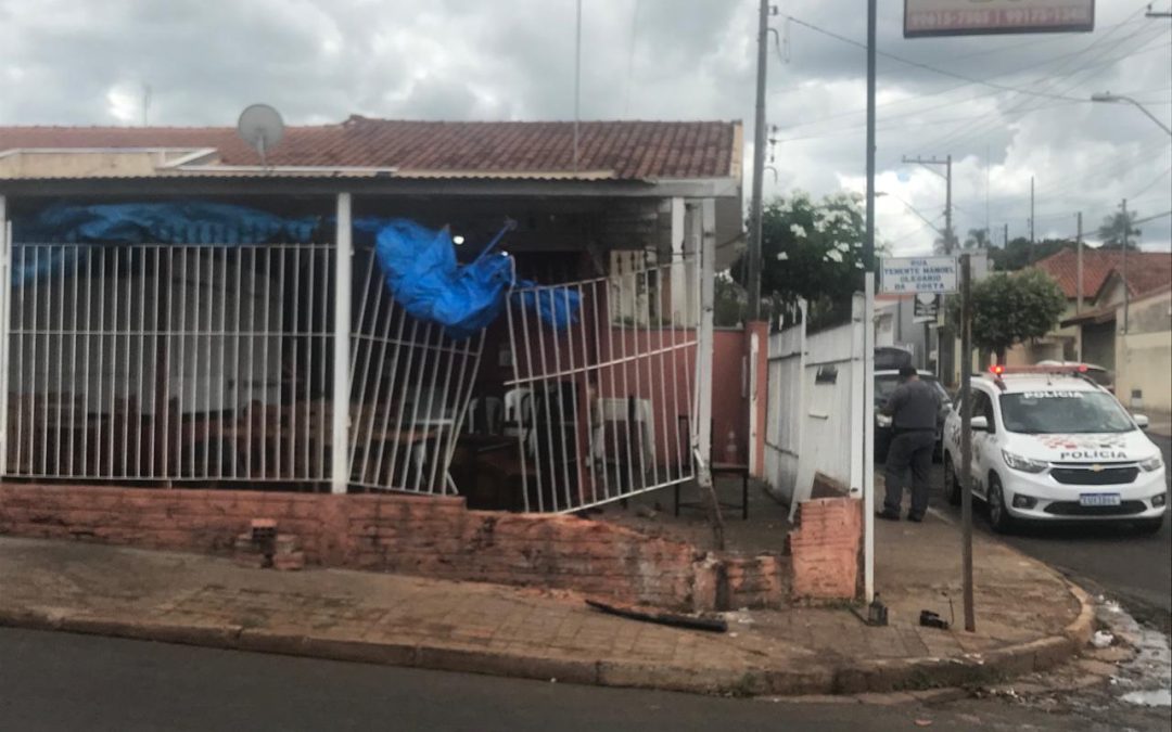 Bariri: Automóvel sem freio atinge lanchonete em cruzamento