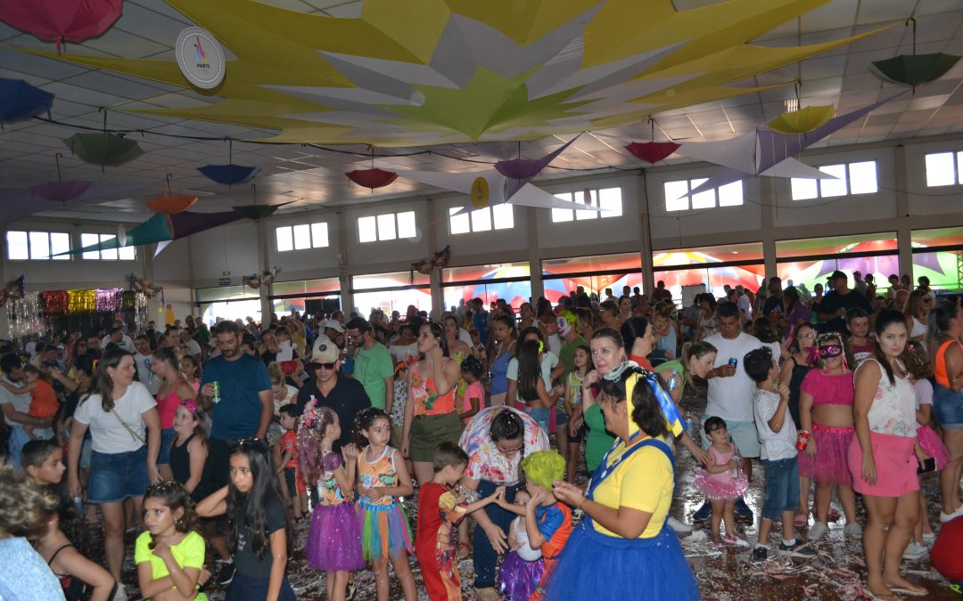 Bariri: Carnaval do Umuarama reúne público de todas as idades