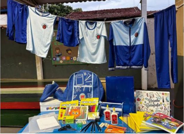 Região: Prefeito de Itaju entrega material a alunos da rede municipal