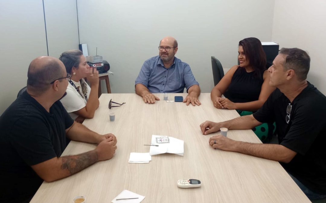 Política: Vereadores participam de reunião com assessora de deputado