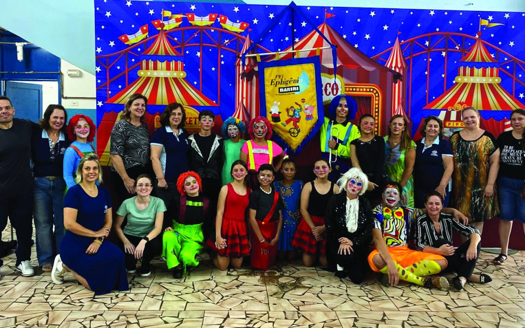 Escola Ephigênia comemora Dia do Circo com peça de teatro
