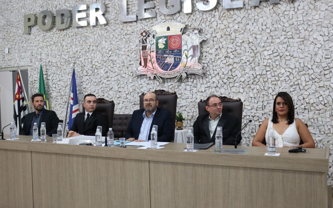 Política: Público marca presença na entrega de título a padre Ériko e Vinicius Coralino