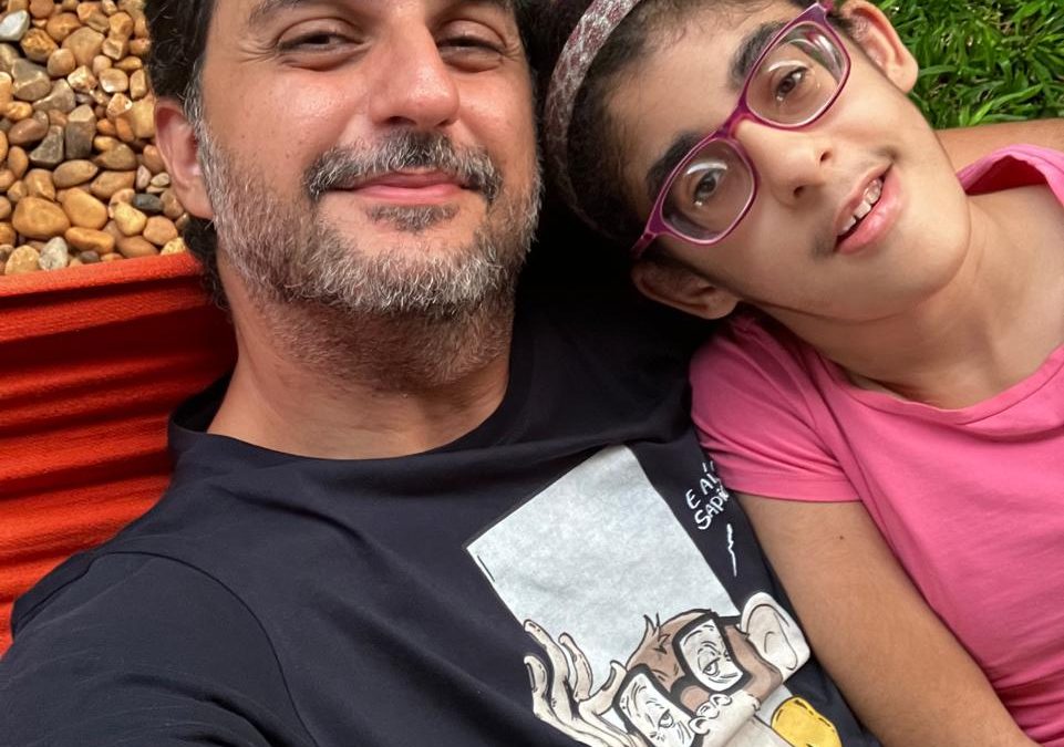 Cultura: Escritor publica livro sobre experiências da filha autista