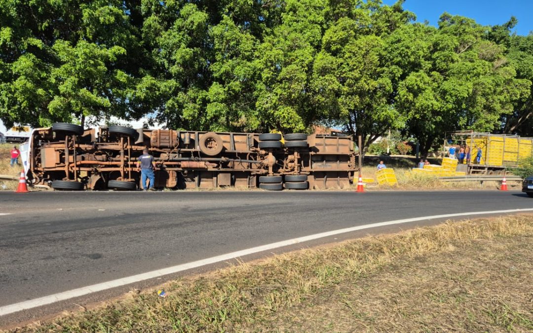 Bariri: Caminhão carregado de frango tomba no trevo