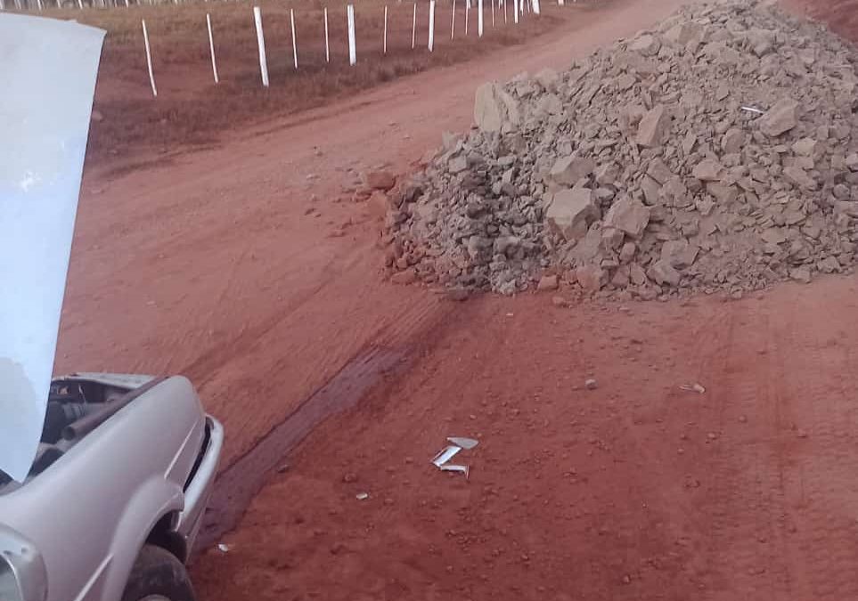 Bariri: Proprietário danifica carro em monte de pedra em vicinal