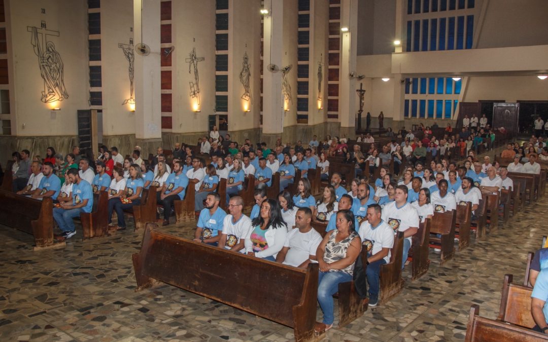 Cidade: Bispo celebra crisma de adultos das três paróquias de Bariri