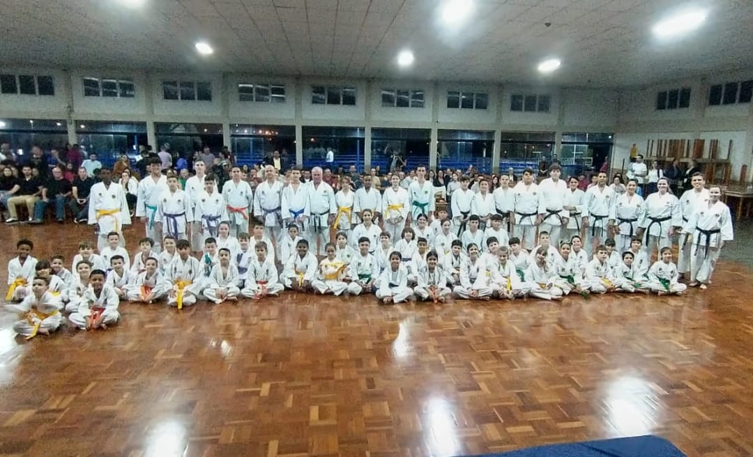 Esporte: Caratecas participam de entrega de faixas no Umuarama