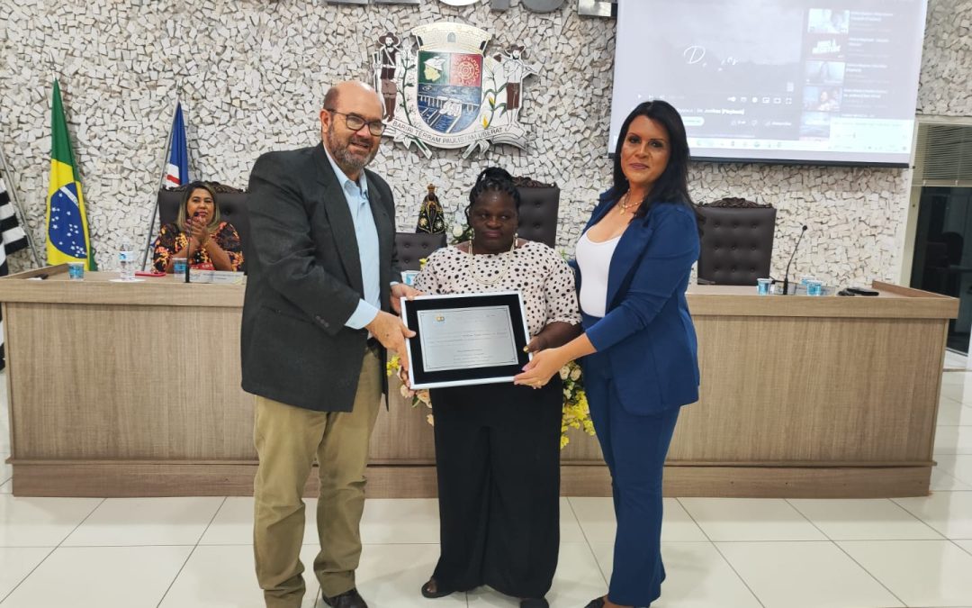Política: Prêmio ‘Mulheres Negras Contam sua História’ é entregue a Maíza Generoso