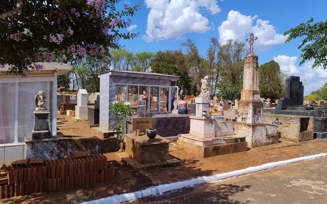 Cidade: Paróquias celebram missa de finados no cemitério