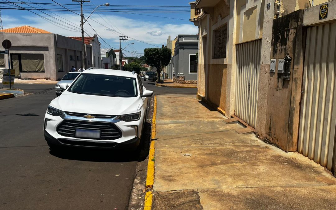Cidade: Motorista estaciona automóvel em vaga de garagem
