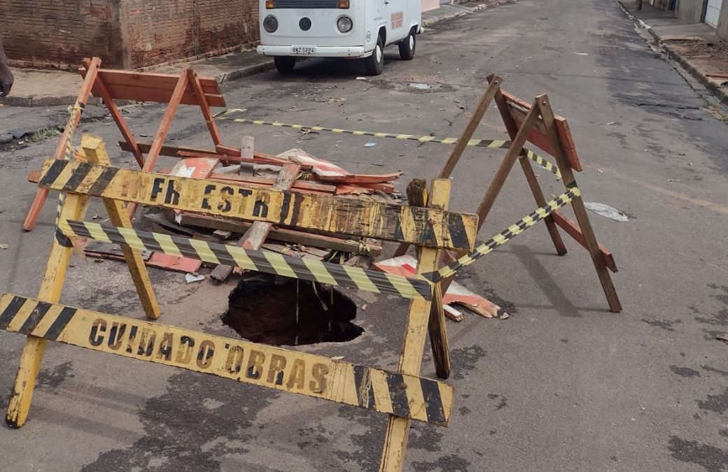 Cidade: Trânsito sinaliza buraco no Santa Helena
