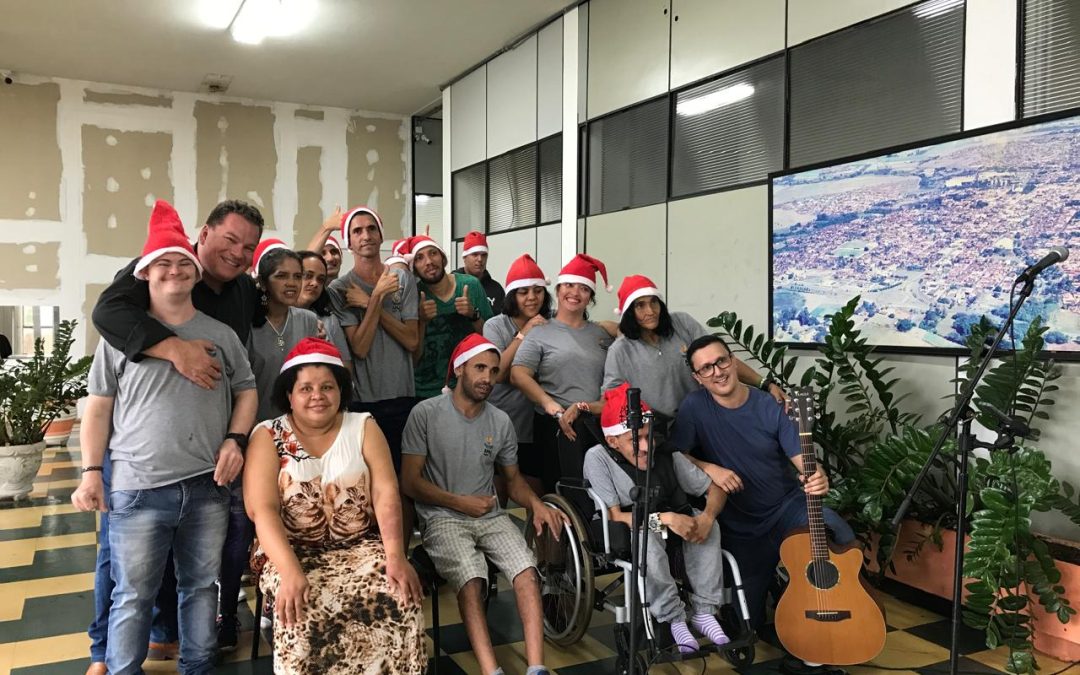 Cidade: Coral da Apae apresenta músicas de Natal na prefeitura