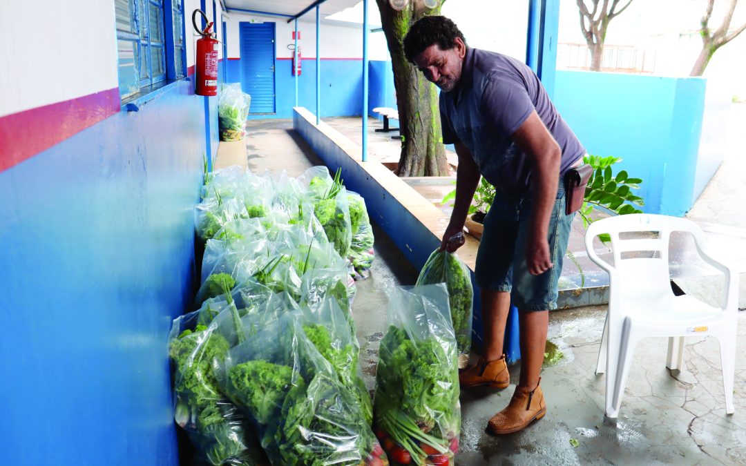 Cidade: Bariri entrega cestas de hortifrutis a famílias carentes