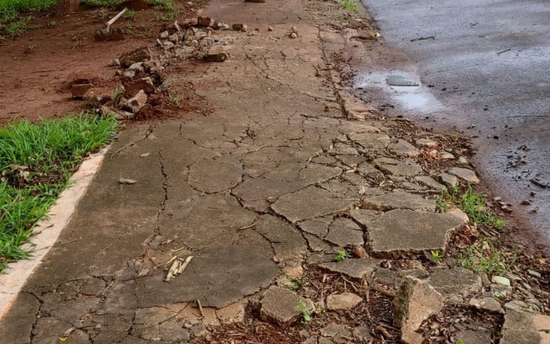 Cidade: Empresa faz reparo de calçadas no parquinho do Lago Municipal