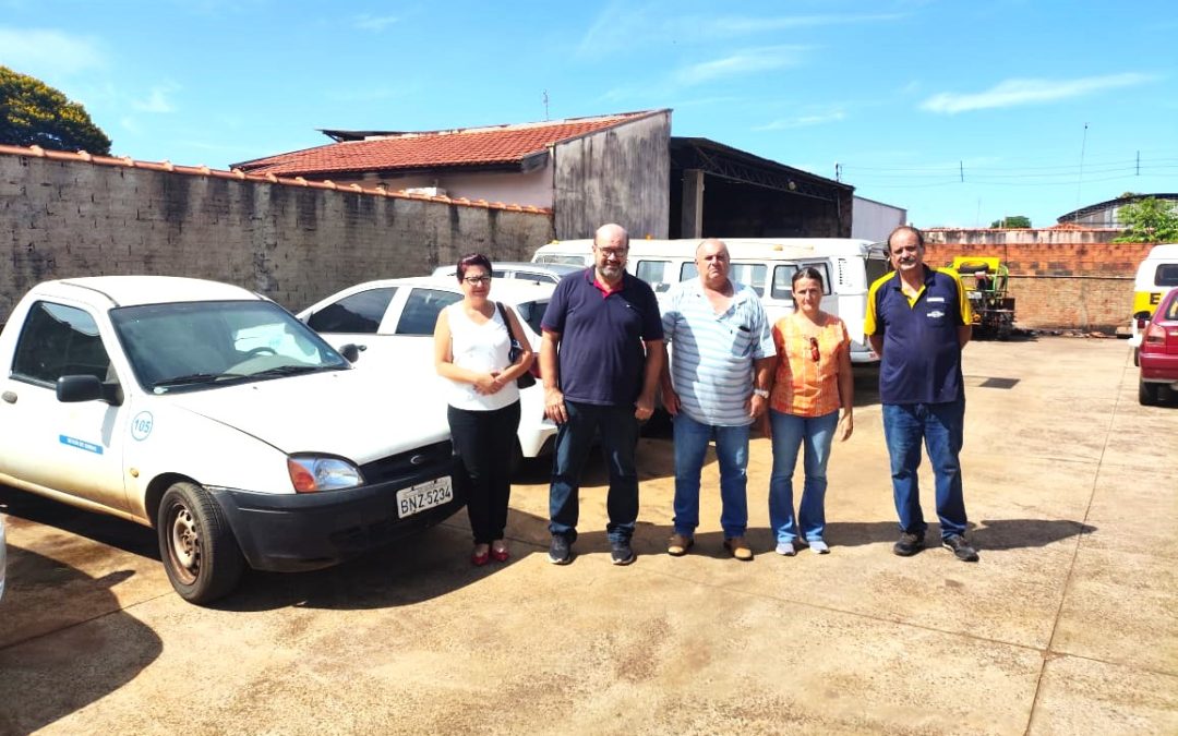 Política: Prefeito de Bariri avalia veículos da Saúde em oficina mecânica
