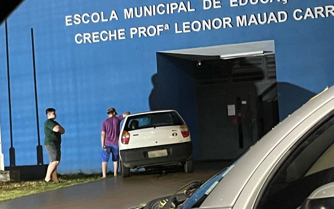 Cidade: Carro envolve-se em acidente e atinge parede de creche