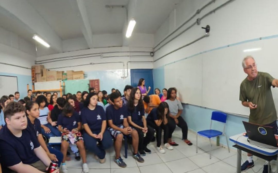 Educação: Alunos da Ephigênia recebem o cientista José Sérgio de Almeida