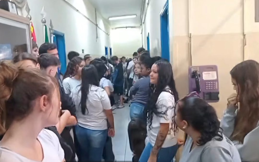 Educação: Alunos e professores protestam contra fechamento de sala na escola Idalina