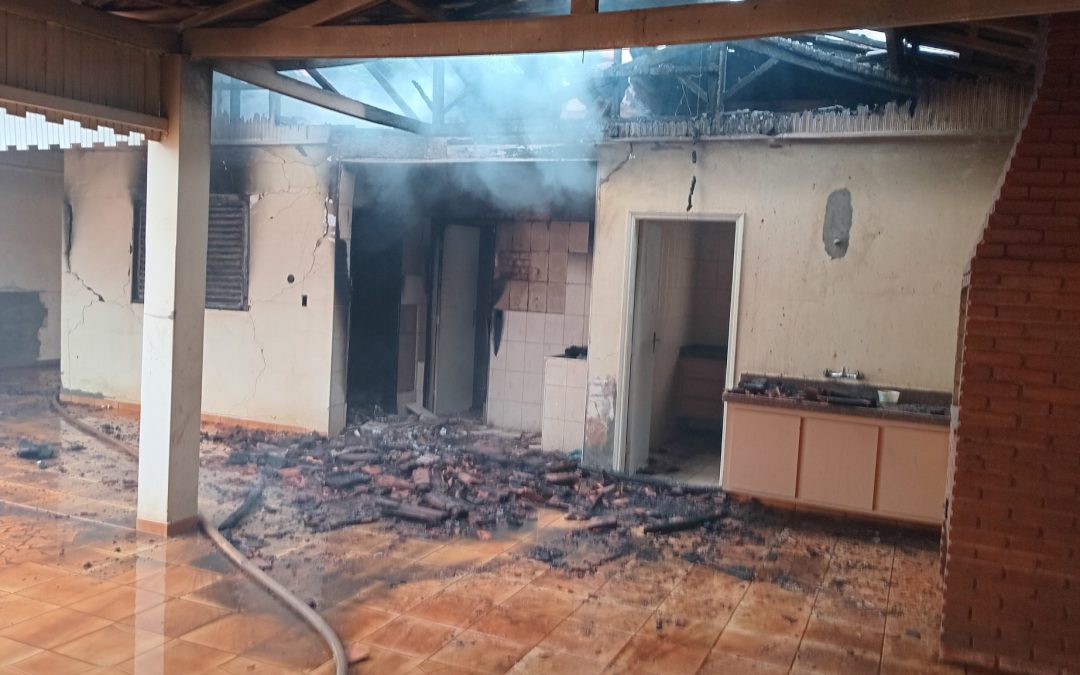 Cidade: Fogo atinge residência em Bariri