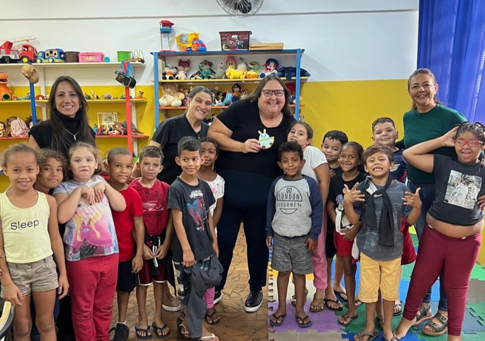 Cidade: Crianças do Espaço Amigo entregam chocolates a idosos