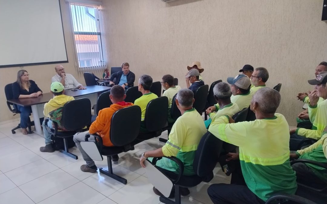 Cidade: Funcionários de limpeza reclamam da falta de pagamento do vale