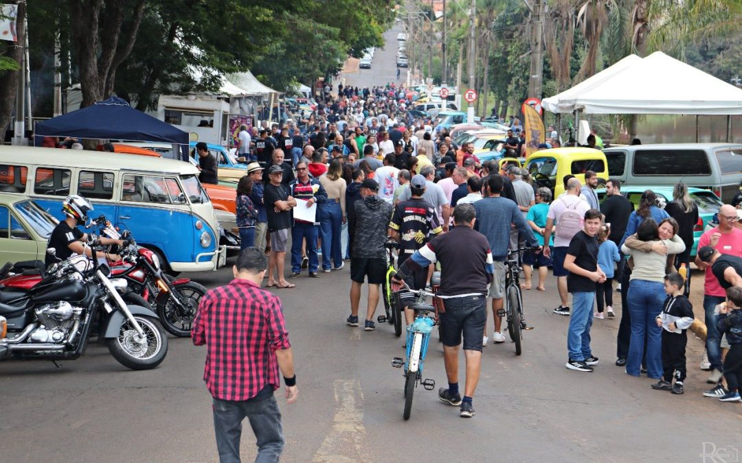 Cultura: Bom público confere o Encontro de Carros Antigos