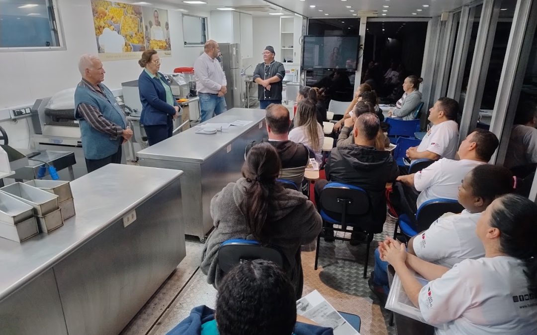 Bariri: Prefeito e primeira-dama visitam carreta de qualificação profissional