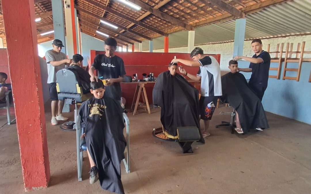 Cidade: Barbearia realiza ação social no Arrudão