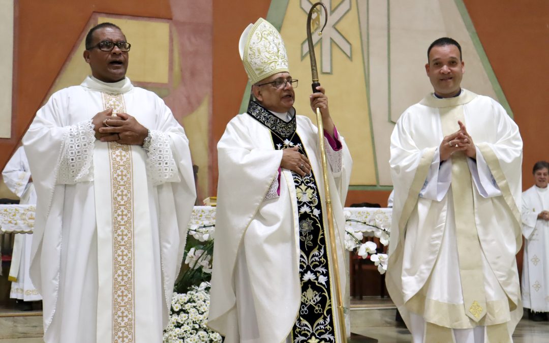 Cidade: Padres Lázaro e Everson tomam posse em missa celebrada por Dom Francisco