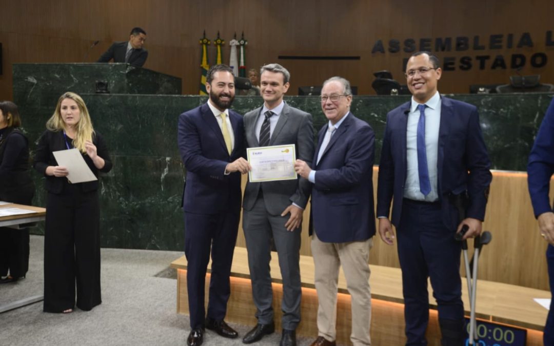 Política: Assembleia Legislativa de Goiás reconhece atuação de médico baririense na saúde pública