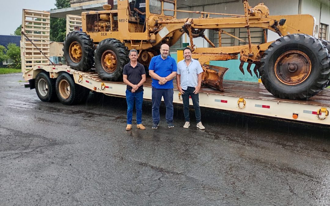 Política: DER cede caminhão basculante e motoniveladora para Bariri