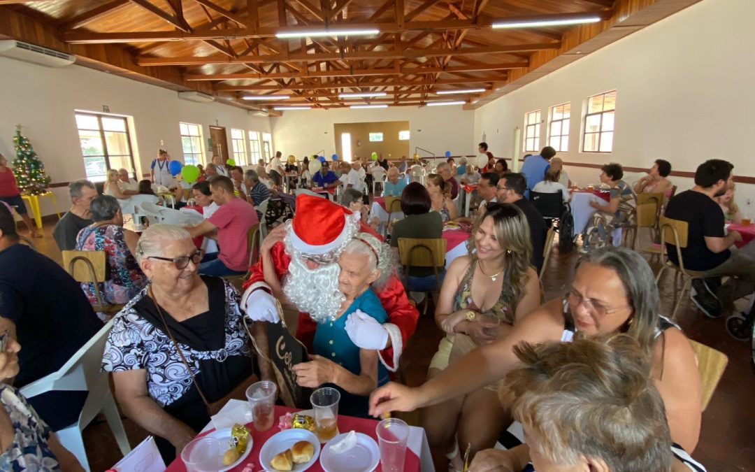 Cidade: Voluntários e familiares celebram o Natal no Lar Vicentino